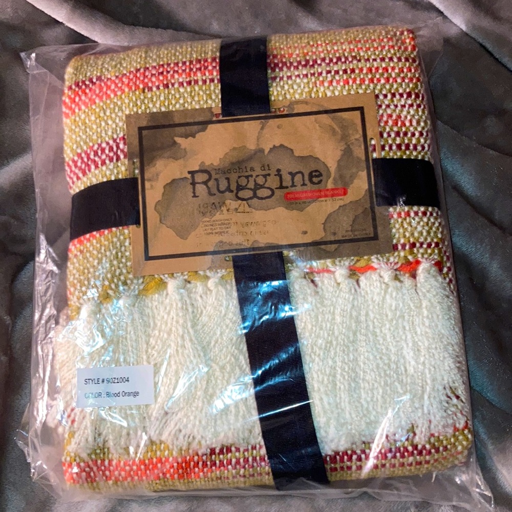 NWT 🆑️Gorgeous Fringed Throw in Sunswept Colors